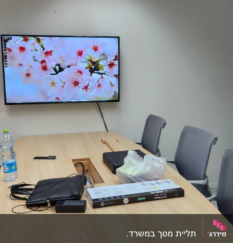 ארגז כלים ושלט על שולחן בחדר ישיבות